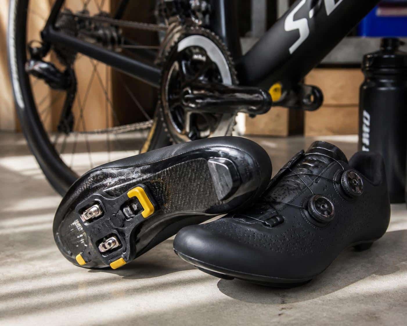 découvrez comment choisir les meilleures chaussures de cyclisme pour optimiser votre confort et booster vos performances sur la route ou en compétition.