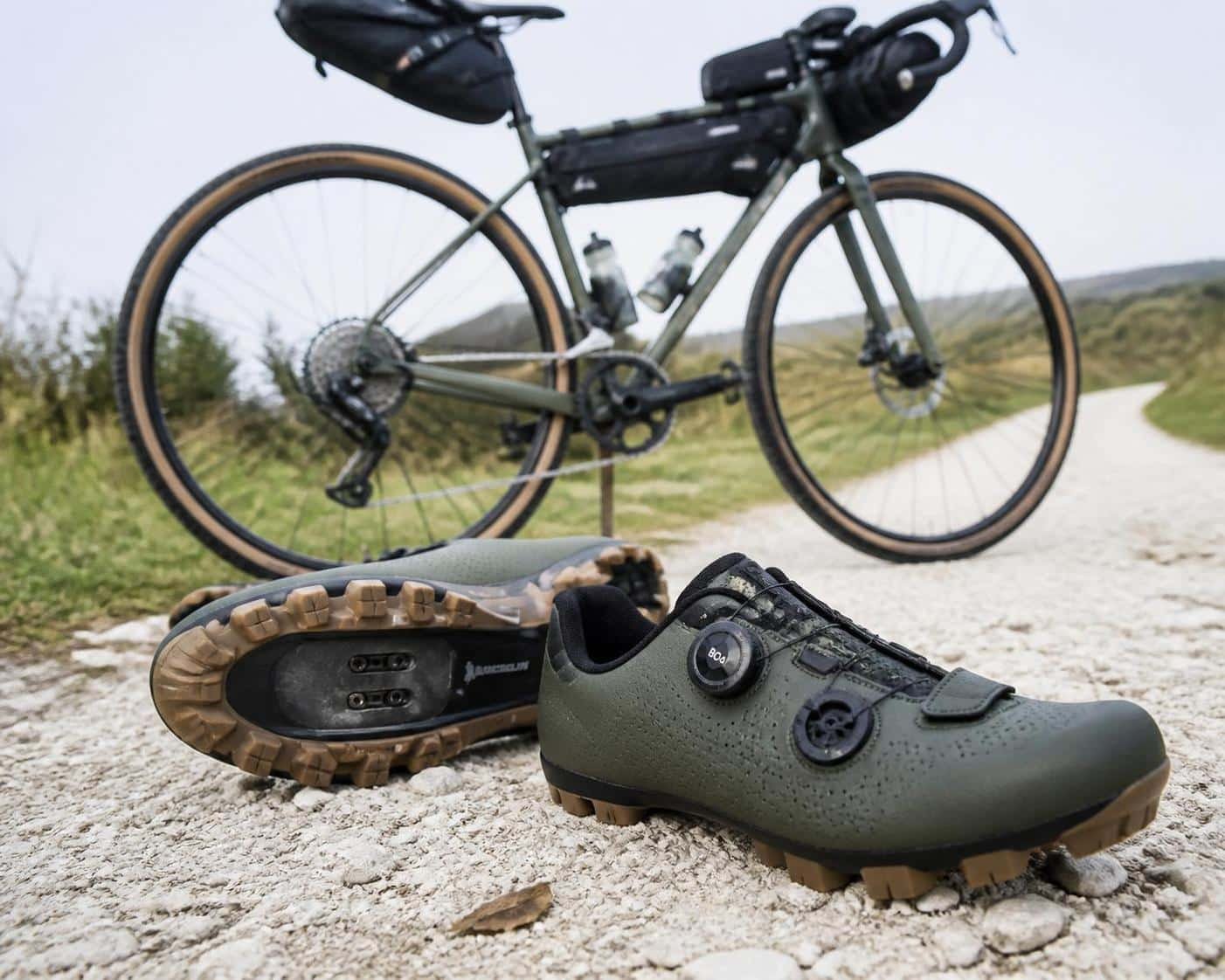 découvrez comment choisir les meilleures chaussures gravel pour vos aventures tout-terrain, alliant confort, durabilité et performance sur tous les terrains.