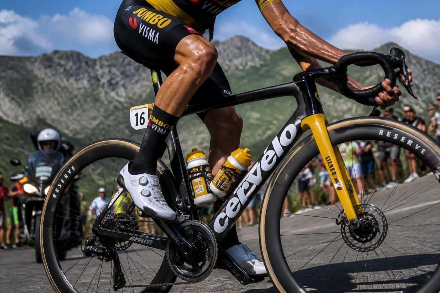 découvrez comment le poids du vélo influence les performances des coureurs au tour de france et quels sont les enjeux pour gagner chaque étape.