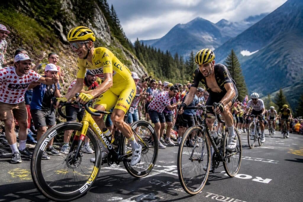 découvrez comment le poids du vélo influence les performances des cyclistes lors du tour de france et l'importance de chaque gramme pour gagner en vitesse et endurance.