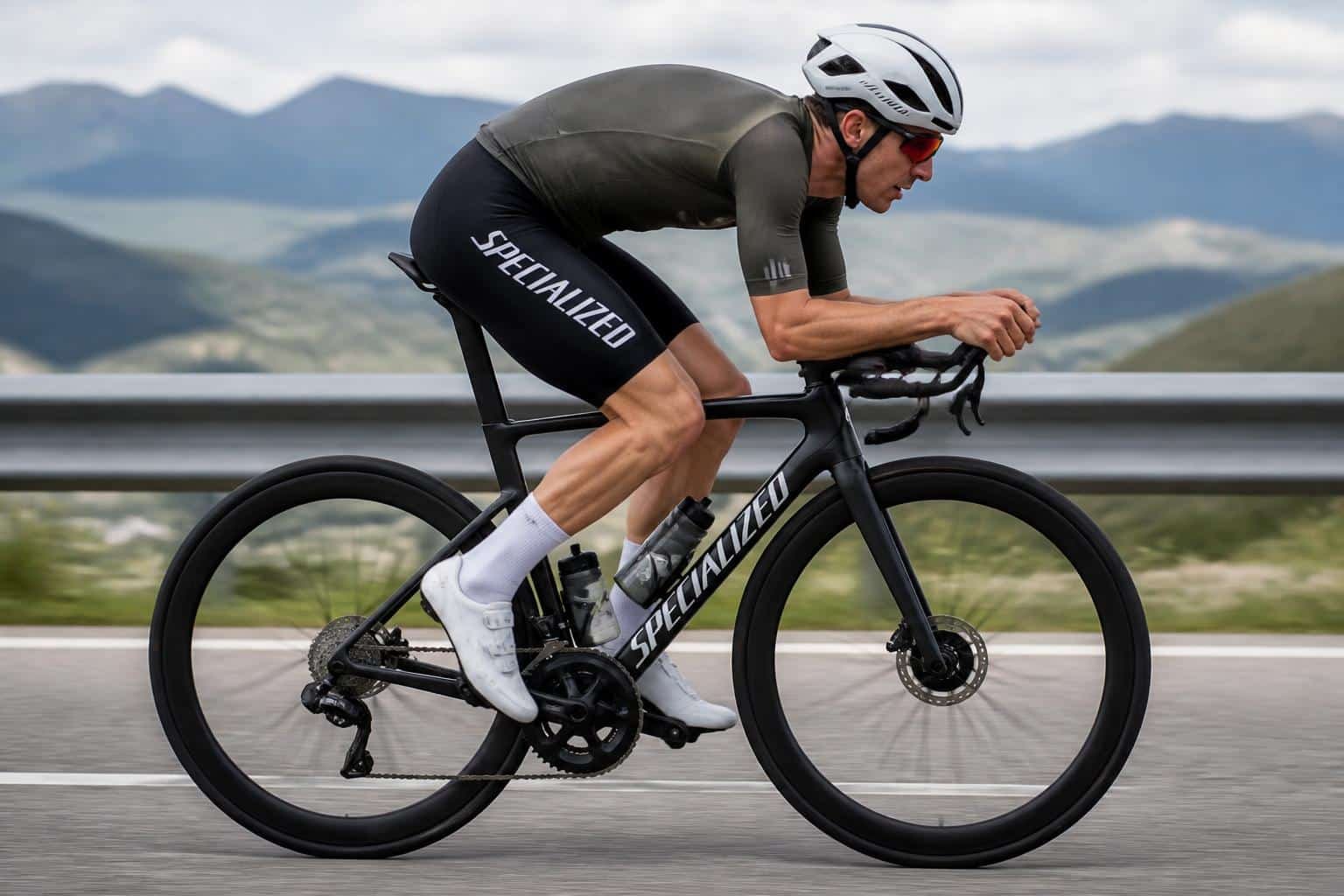 découvrez comment les vélos aérodynamiques peuvent optimiser vos performances sur route grâce à des conseils pratiques et des techniques avancées.