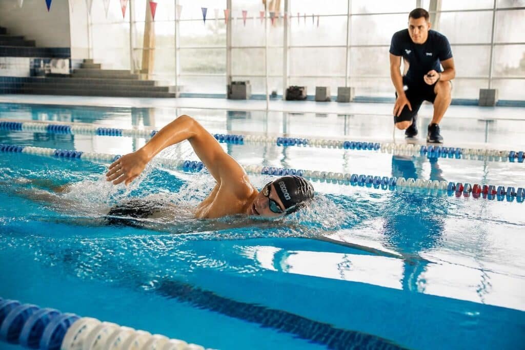 découvrez des conseils pratiques pour améliorer votre allure en natation et progresser efficacement dans cette discipline.