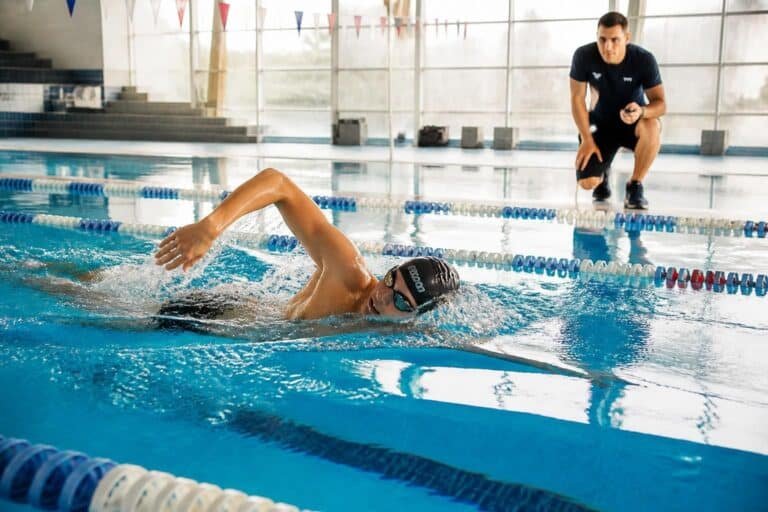 découvrez des conseils pratiques pour améliorer votre allure en natation et progresser efficacement dans cette discipline.