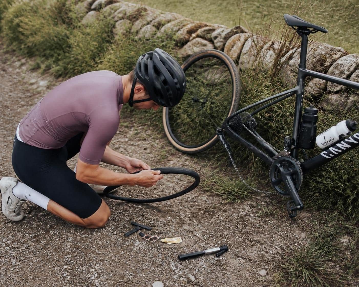 apprenez à réparer facilement et rapidement une crevaison de vélo grâce à nos conseils pratiques pour utiliser des rustines. retrouvez la route en un rien de temps !