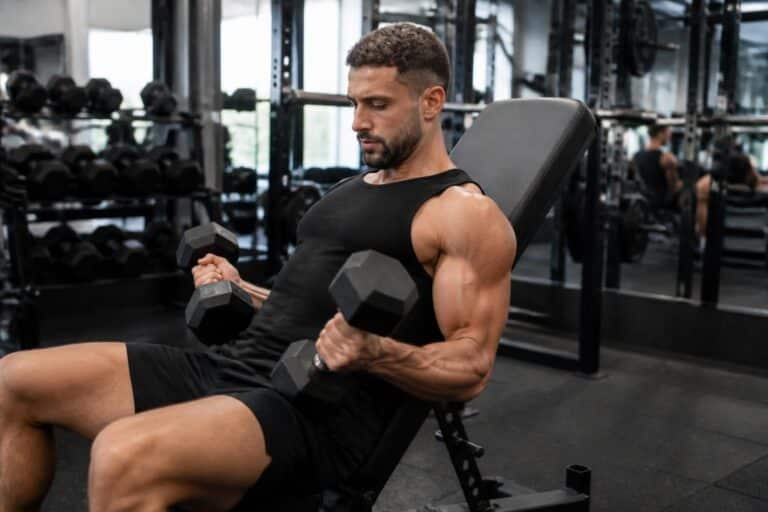 découvrez comment maîtriser le mouvement curl incliné avec haltères pour renforcer vos biceps efficacement tout en évitant les blessures grâce à nos conseils experts.