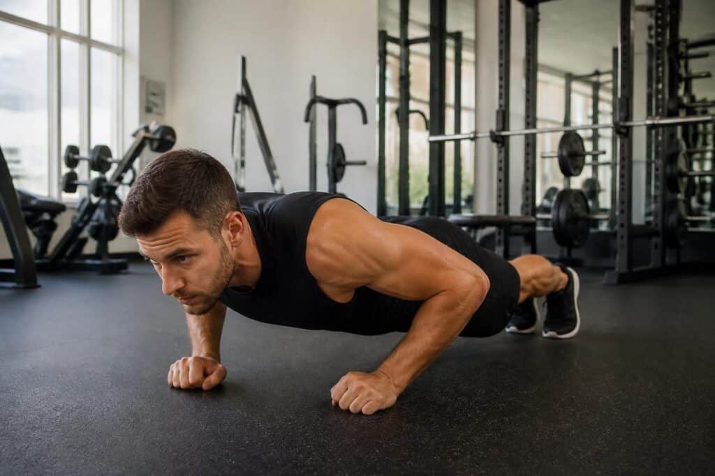 découvrez comment intégrer les pompes façon tyson à votre routine d'entraînement sans surcharger vos épaules, avec des conseils pour préserver votre confort et efficacité.