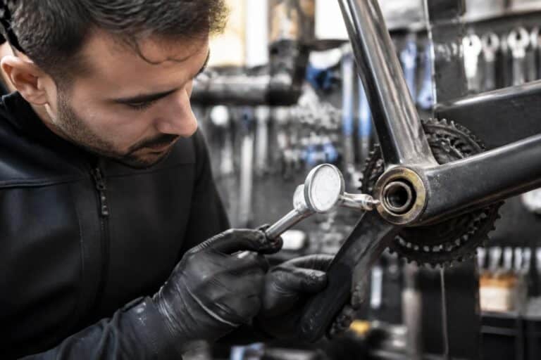 apprenez à diagnostiquer un palier de vélo usé facilement pour éviter de remplacer inutilement tout le pédalier. suivez nos conseils pratiques et économisez sur vos réparations.