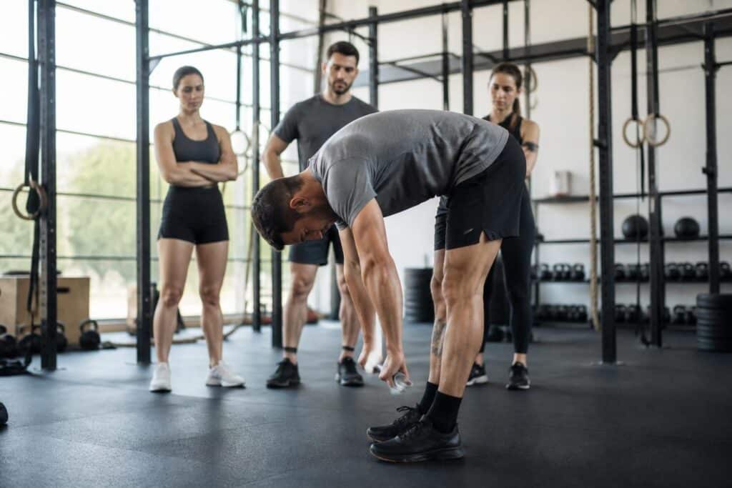 découvrez les bienfaits du jefferson curl, les muscles sollicités par ce mouvement et les précautions essentielles pour le pratiquer en toute sécurité.