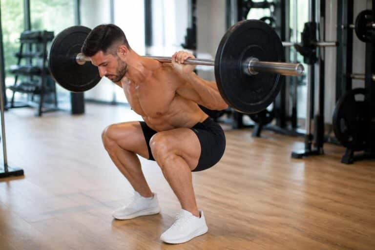 découvrez tout sur le curved squat, une variante avancée du squat. comprenez ses spécificités, ses bienfaits et comment l'intégrer efficacement à votre routine d'entraînement.