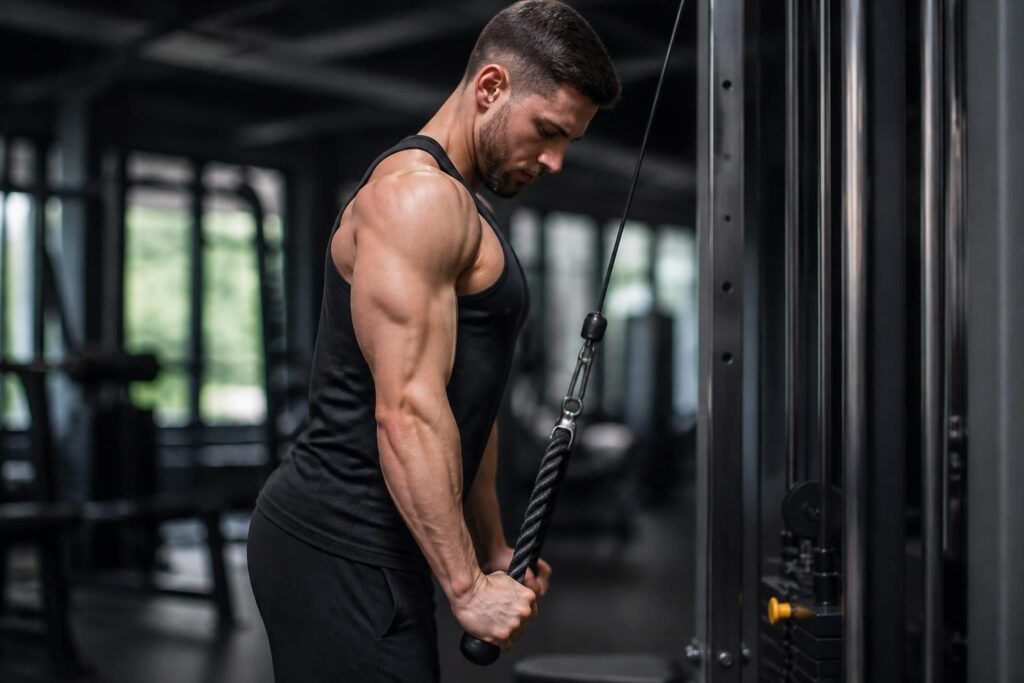 découvrez comment maîtriser l'extension triceps à la corde en gardant les coudes fixes pour maximiser vos progrès et renforcer vos triceps efficacement.